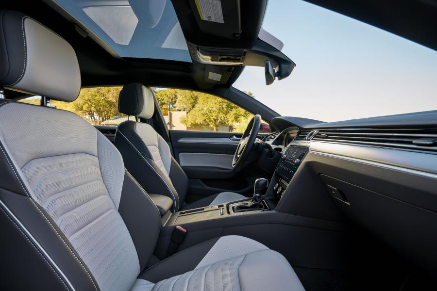 Интерьер Volkswagen Arteon 4Motion R-Line 2019 года  (NA) (фото 19 из 40)